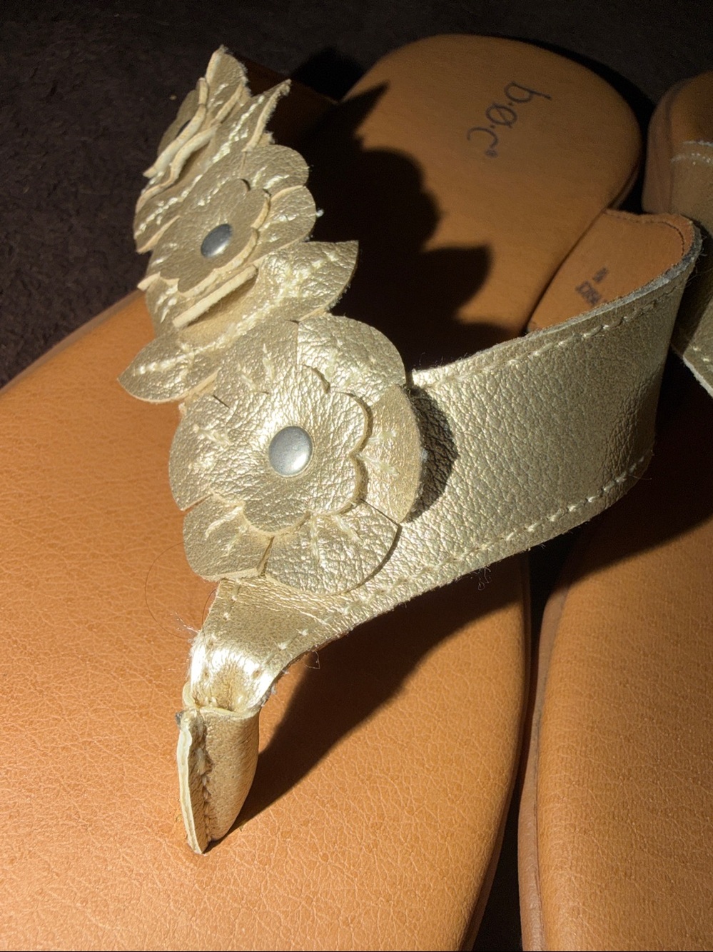 Like new BOC (boc) gold floral faux leather sandals (8M) - Picture 3 of 8